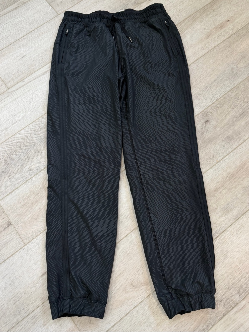 LULULEMON Black Patterned Lightweight Track Pants. Size 8